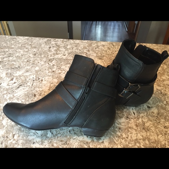 UNR8ED Black Booties - Picture 2 of 4